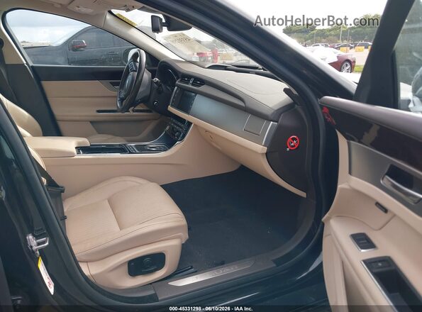 SAJBE4BV7GCY09211 2016 JAGUAR XF Черный Вид салона спереди