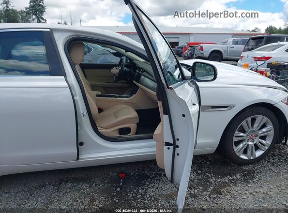 SAJBK4BV3GCY22028 2016 JAGUAR XF Белый Вид салона спереди
