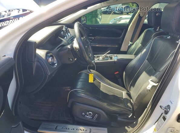 SAJWJ1CD2K8W19572 2019 JAGUAR XJ White Front interior view