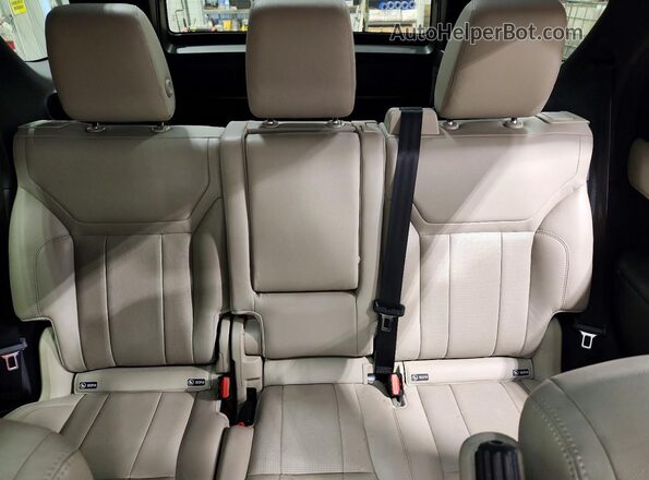 SALRG2RV8KA095314 2019 LAND ROVER DISCOVERY Black Rear seats view