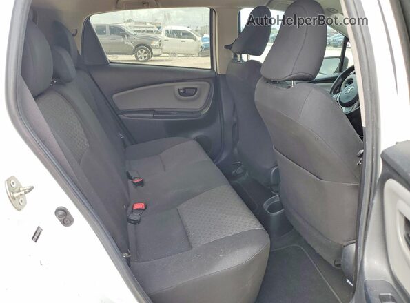 VNKKTUD33HA073839 2017 TOYOTA YARIS White Widok tylnych siedzeń