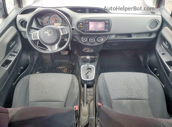 VNKKTUD36HA077111 2017 TOYOTA YARIS Red წინა პანელის ხედი