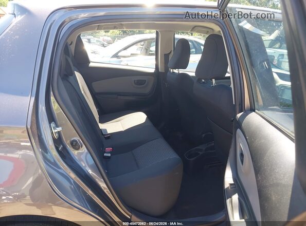 VNKKTUD38HA072802 2017 TOYOTA YARIS Gray Widok naklejki z numerem VIN