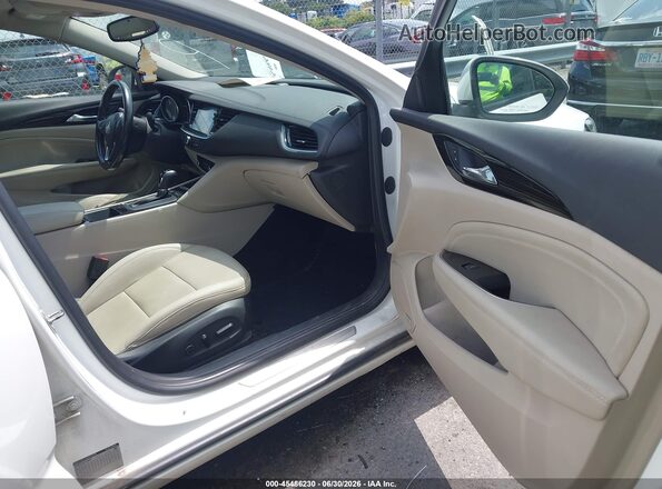 W04GP6SX3J1049285 2018 BUICK REGAL Белый Вид салона спереди
