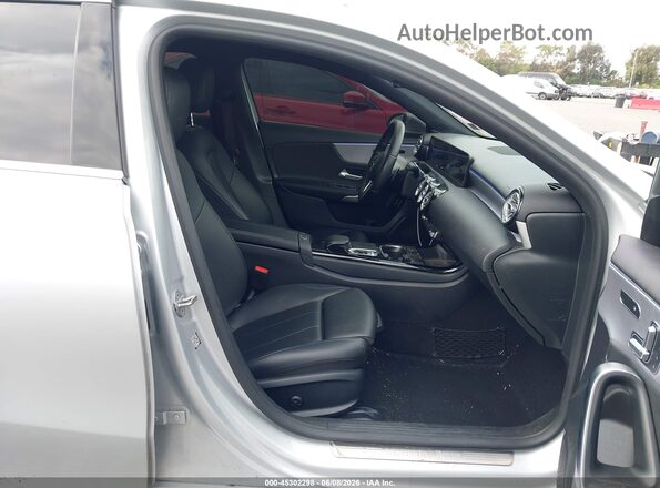W1K3G4EB0LJ203579 2020 MERCEDES-BENZ A 220 Silver Front interior view