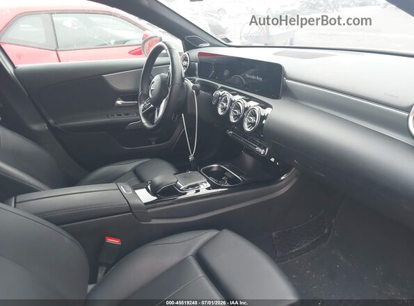 W1K3G4EB3LJ210686 2020 MERCEDES-BENZ A 220 White Front interior view