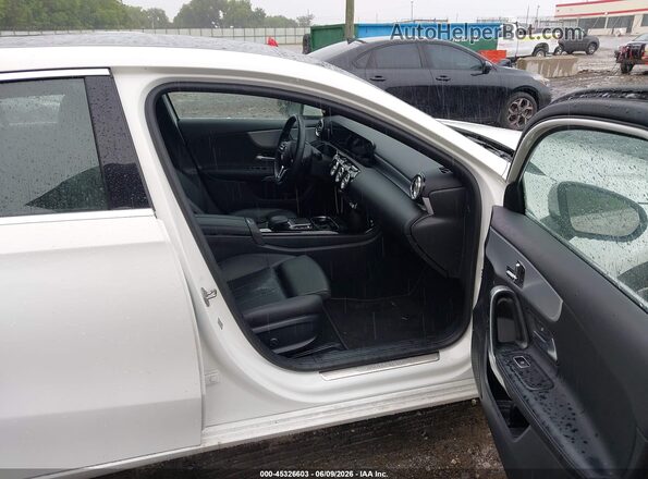 W1K3G4EB6MJ301422 2021 MERCEDES-BENZ A 220 White Вид салону спереду
