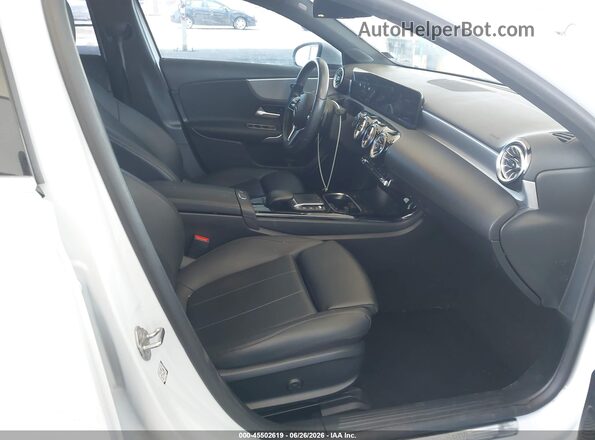 W1K3G4EBXNJ337065 2022 MERCEDES-BENZ A 220 White Սալոնի դիմացի տեսք