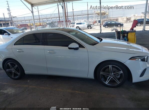W1K3G4EBXNJ337065 2022 MERCEDES-BENZ A 220 White Սալոնի 360 աստիճան տեսք