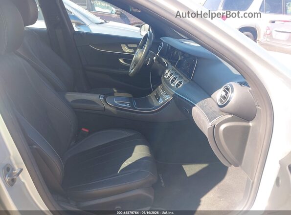 W1KZF8EB1NB096740 2022 MERCEDES-BENZ E-CLASS Silver Widok wnętrza z przodu
