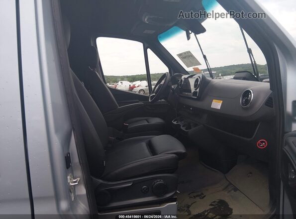 W1Z4NFHY4SP779906 2025 MERCEDES-BENZ SPRINTER Серебряный Вид салона спереди