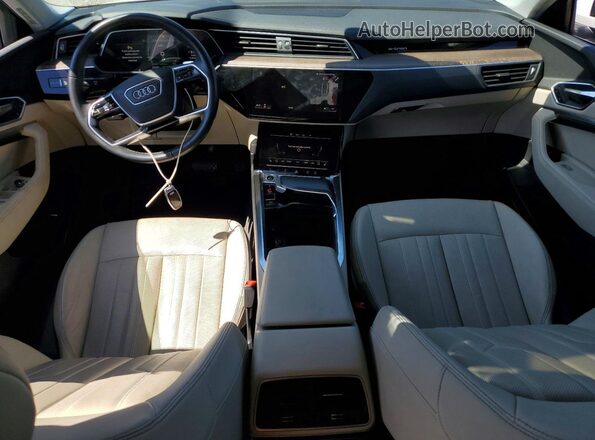 WA15AAGE0RB027625 2024 AUDI Q8 White Widok deski rozdzielczej