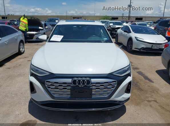 WA15AAGE9RB027669 2024 AUDI Q8 E-TRON White ხელსაწყოთა პანელის ხედი