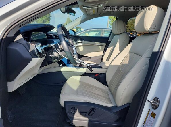 WA15AAGE9RB048361 2024 AUDI Q8 White Vista interior delantera