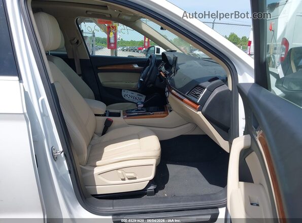 WA1AAAFY6M2081160 2021 AUDI Q5 White Front interior view