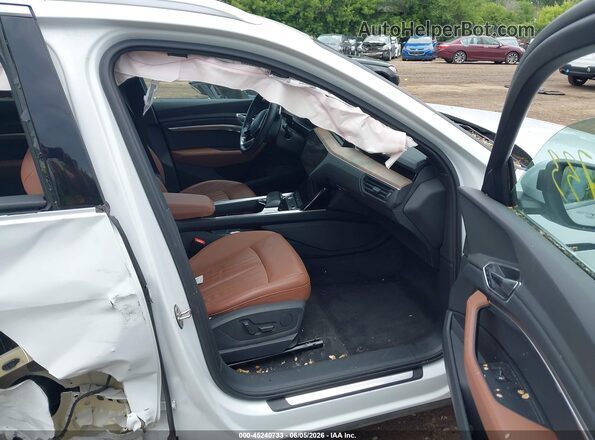 WA1AAAGE1MB003034 2021 AUDI E-TRON White Front interior view