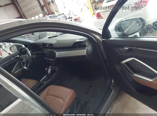 WA1AECF38L1075014 2020 AUDI Q3 Gray Front interior view