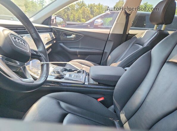 WA1AVAF14MD022457 2021 AUDI Q8 Silver Вид салону спереду