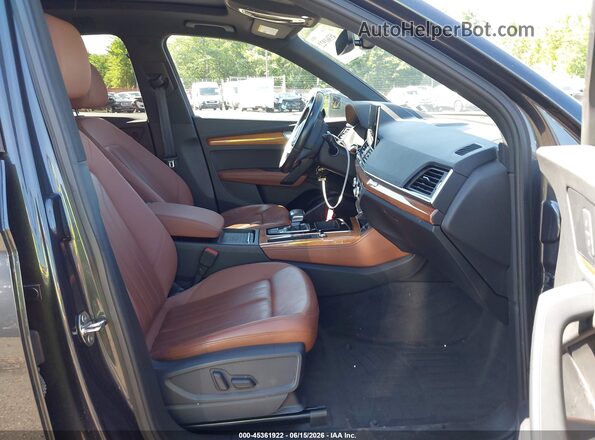 WA1BAAFY3M2040487 2021 AUDI Q5 Gray Front interior view