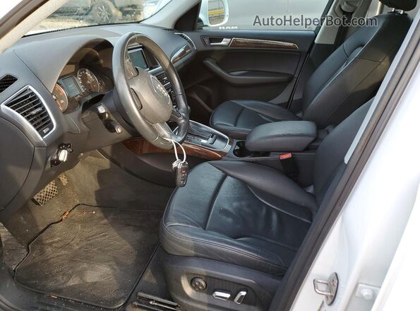 WA1C2AFP3GA049953 2016 AUDI Q5 White Front interior view