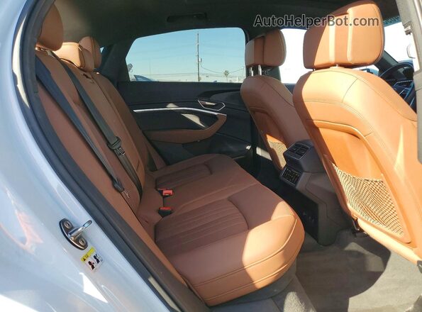 WA1CAAGE9RB022074 2024 AUDI Q8 White უკანა სალონის ხედი