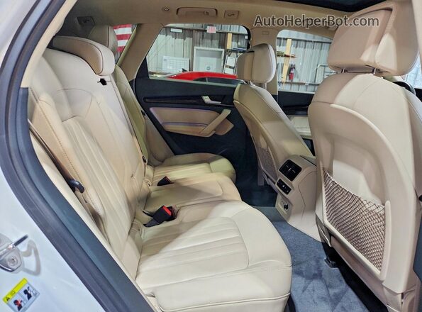WA1CNAFY4L2094582 2020 AUDI Q5 White Вид задньої частини салону