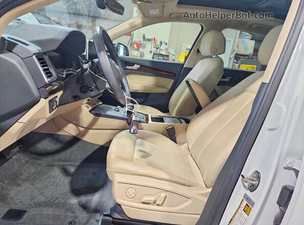 WA1CNAFY4L2094582 2020 AUDI Q5 White Вид салону спереду