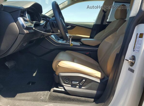 WA1CVAF18MD025824 2021 AUDI Q8 White Вид салону спереду