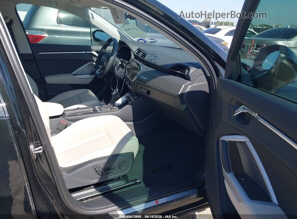WA1DECF30R1097806 2024 AUDI Q3 Черный Вид салона спереди