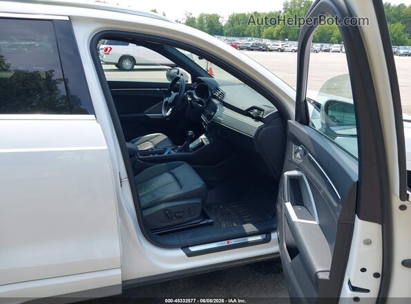 WA1DECF31P1074130 2023 AUDI Q3 White Вид салону спереду