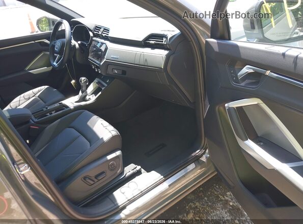 WA1DECF34R1116566 2024 AUDI Q3 Gray წინა სალონის ხედი