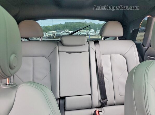 WA1DECF35M1040588 2021 AUDI Q3 White Widok tylnych siedzeń