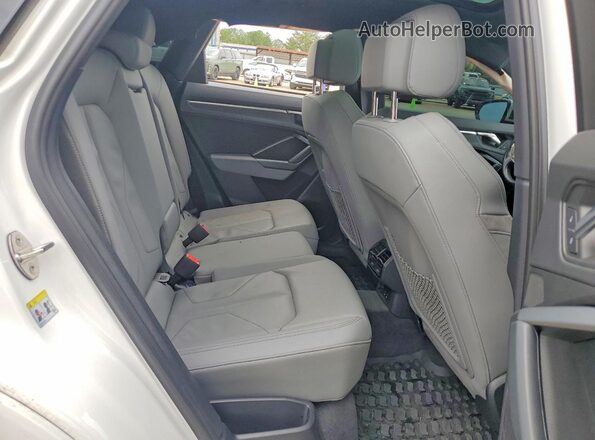 WA1DECF35M1040588 2021 AUDI Q3 White Widok wnętrza z tyłu