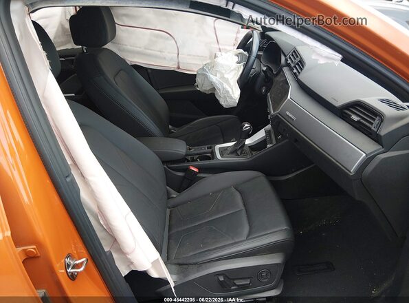 WA1DECF36N1149871 2022 AUDI Q3 Orange Widok wnętrza z przodu