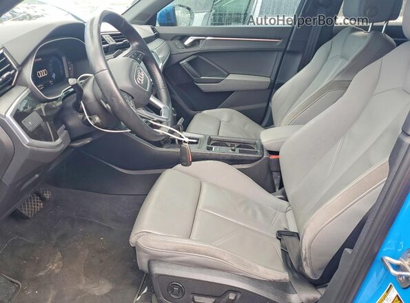 WA1DECF38M1147215 2021 AUDI Q3 Blue წინა სალონის ხედი