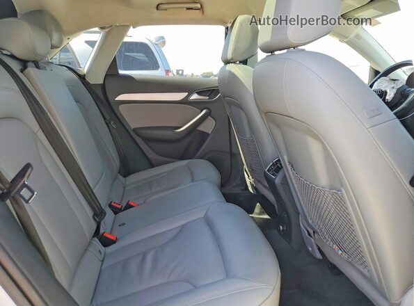 WA1ECCFS0HR007622 2017 AUDI Q3 White Սալոնի հետևի տեսք