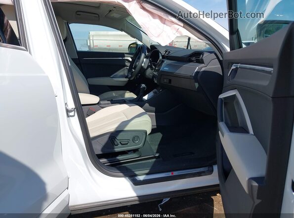 WA1EECF31N1045406 2022 AUDI Q3 White Front interior view