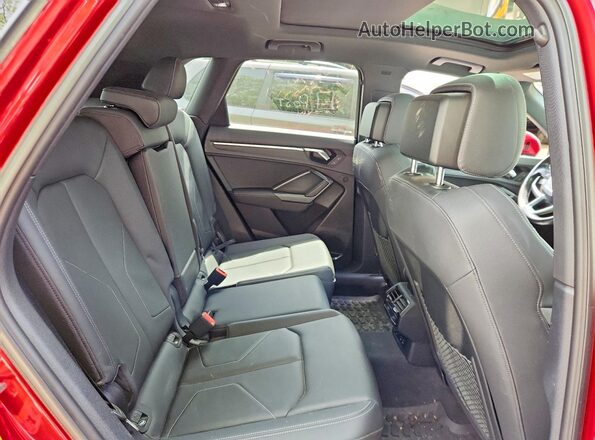 WA1EECF32M1127918 2021 AUDI Q3 Red უკანა სალონის ხედი