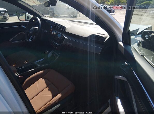 WA1EECF37P1034641 2023 AUDI Q3 White Вид салону спереду