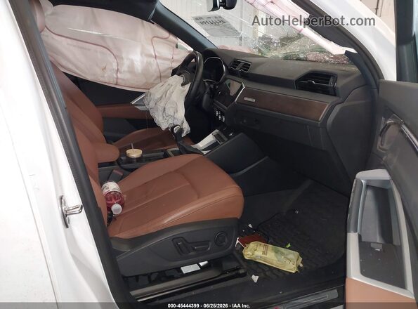 WA1EECF38M1113814 2021 AUDI Q3 White Front interior view