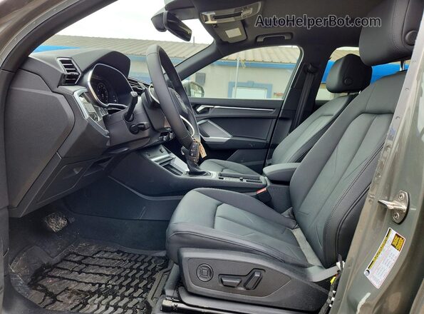 WA1EECF39S1037078 2025 AUDI Q3 Gray Front interior view