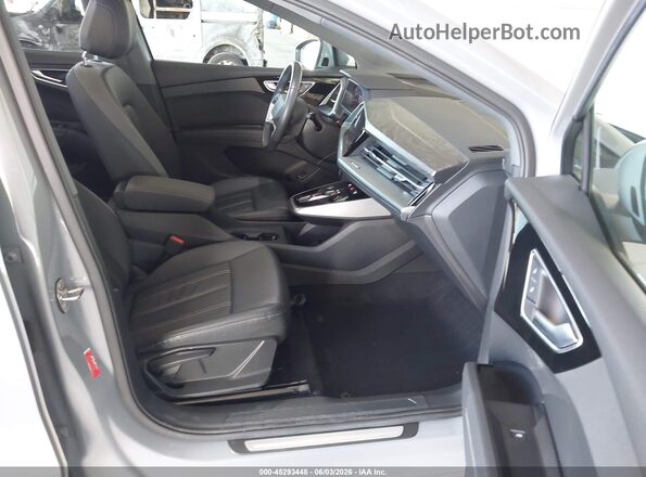 WA1G2BFZ1NP050117 2022 AUDI Q4 Серый Вид салона спереди