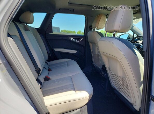 WA1G2BFZ9NP048728 2022 AUDI Q4 Gray Vista interior trasera