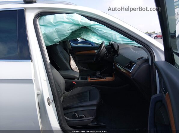 WA1GAAFY6N2002114 2022 AUDI Q5 White წინა სალონის ხედი