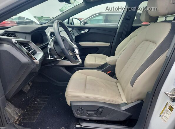 WA1H2BFZ5NP030408 2022 AUDI Q4 White წინა სალონის ხედი
