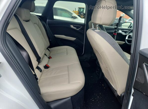 WA1H2BFZ5NP030408 2022 AUDI Q4 White უკანა სავარძლების ხედი