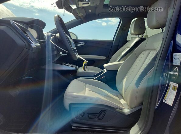 WA1L2BFZXRP024152 2024 AUDI Q4 Blue Front interior view