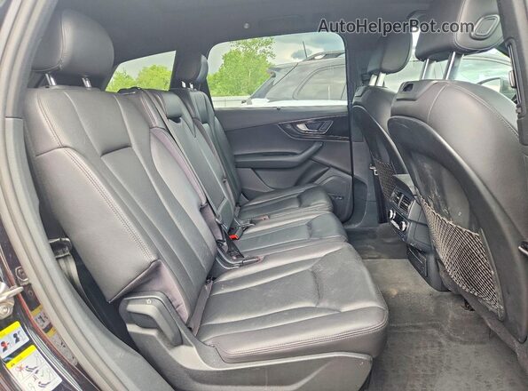 WA1LAAF72HD030152 2017 AUDI Q7 Black Widok wnętrza z tyłu