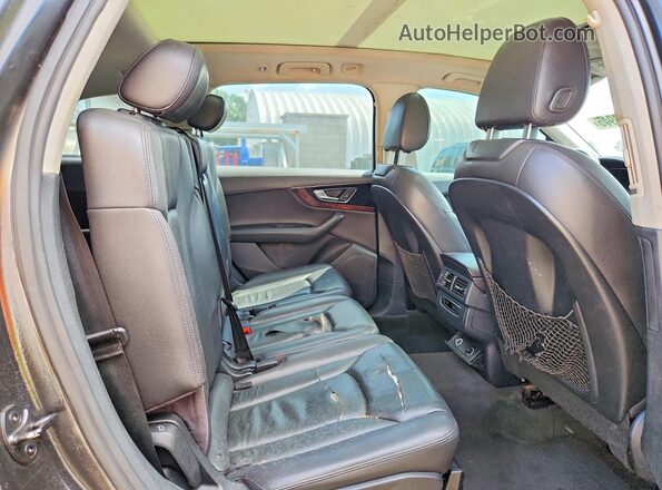 WA1LAAF72HD040325 2017 AUDI Q7 Black Widok wnętrza z tyłu