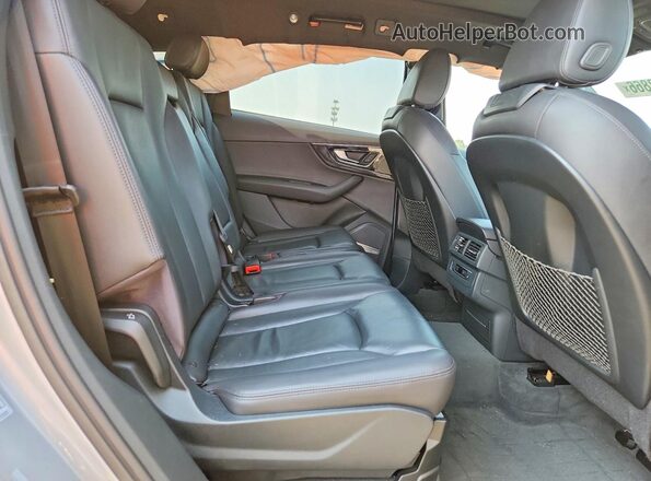 WA1LAAF73HD033920 2017 AUDI Q7 Silver Вид задньої частини салону